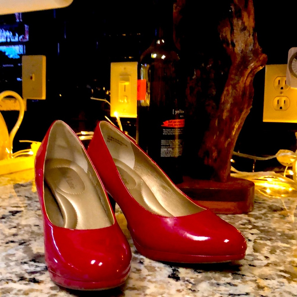 Red pumps, like new.